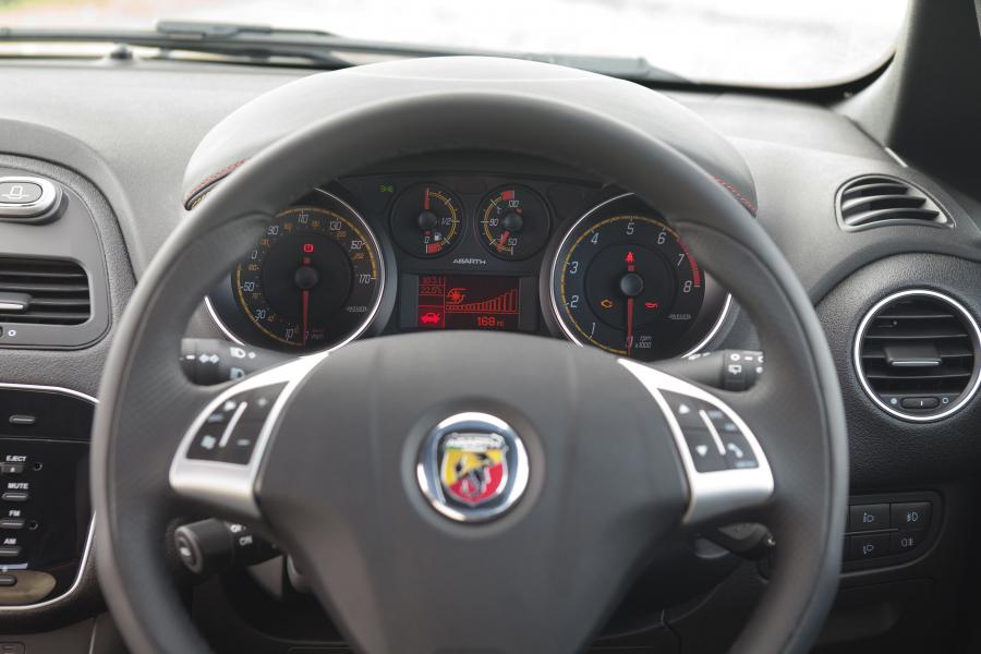 Панель приборов Abarth Punto Evo (199) 2010 года  (UK) (фото 24 из 45)